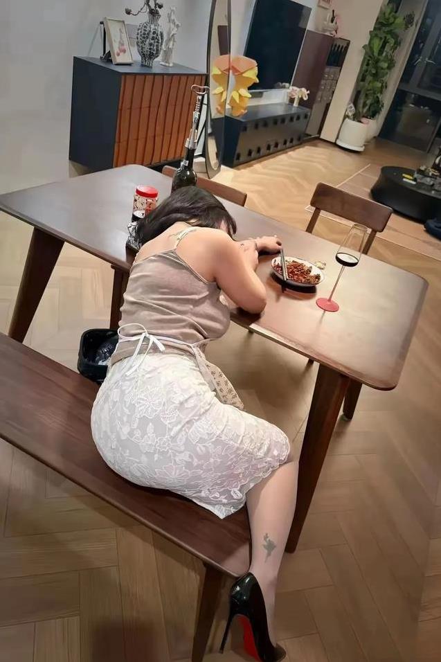 可怜的女人，是谁伤了你的心，或是欺负你了？告诉哥，揍他丫的，我先把他拉黑了。