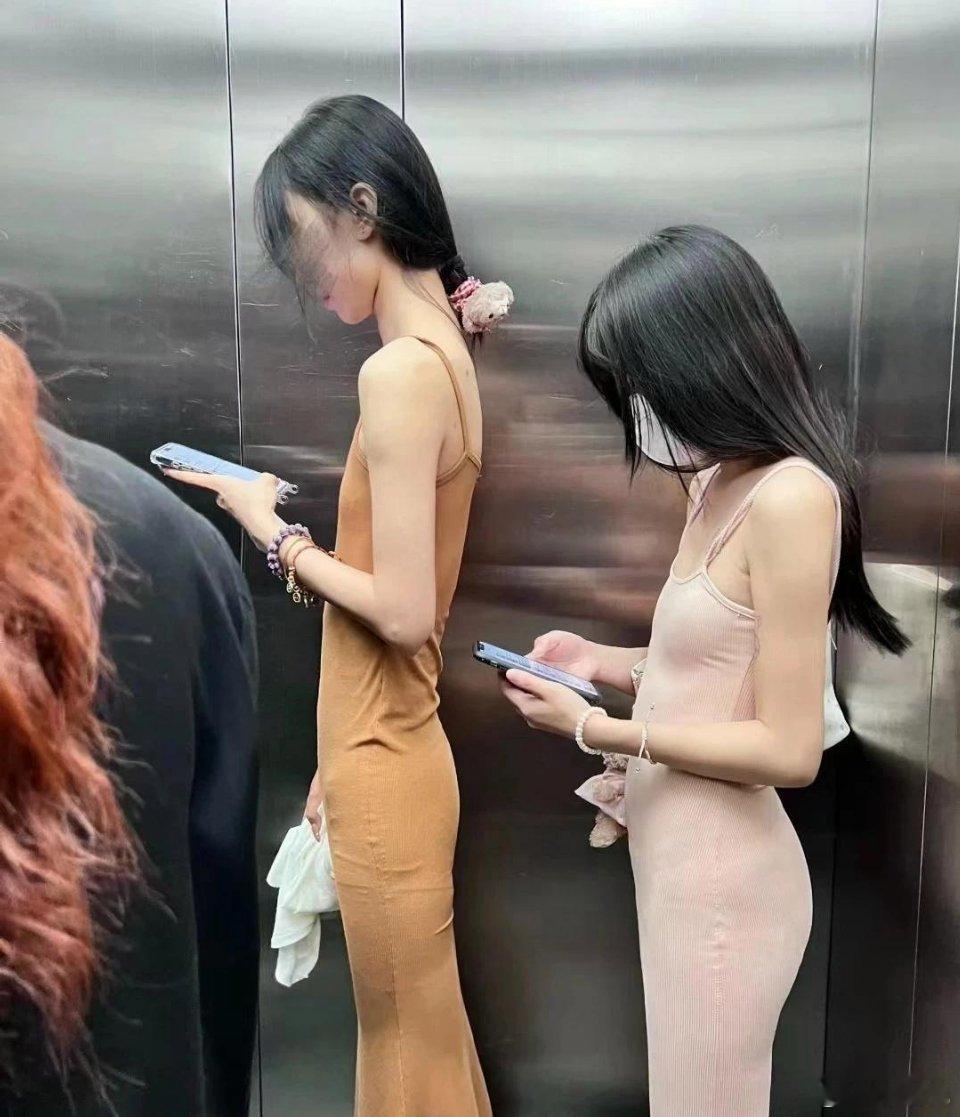 高个女孩也太瘦了吧