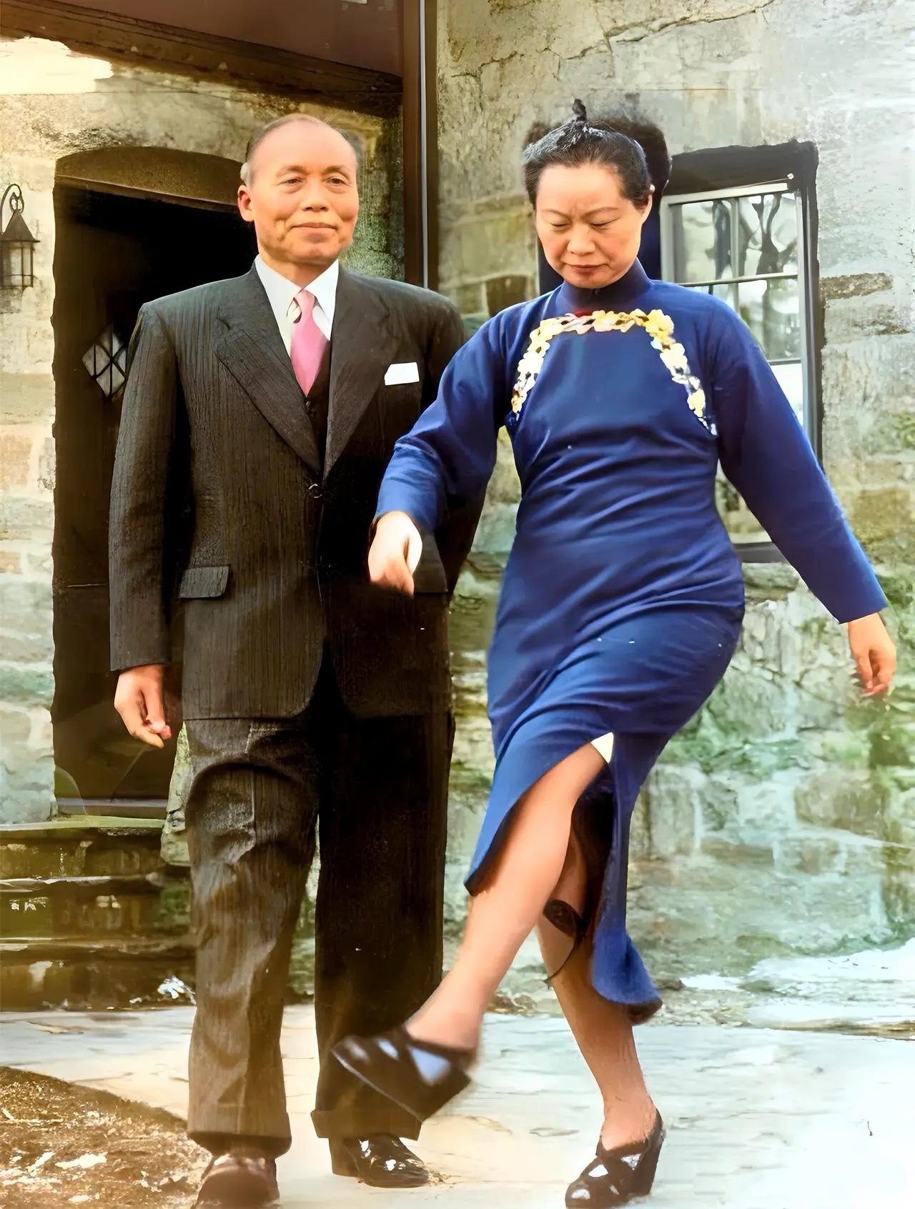 1950年，在美国的李宗仁教夫人郭德洁走正步时的留影，郭德洁出身书香家庭，虽然丈