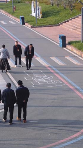 “解释不清了！”四川德阳，两个高中女生趁着课间，在上课的必经路上，用粉笔画了个