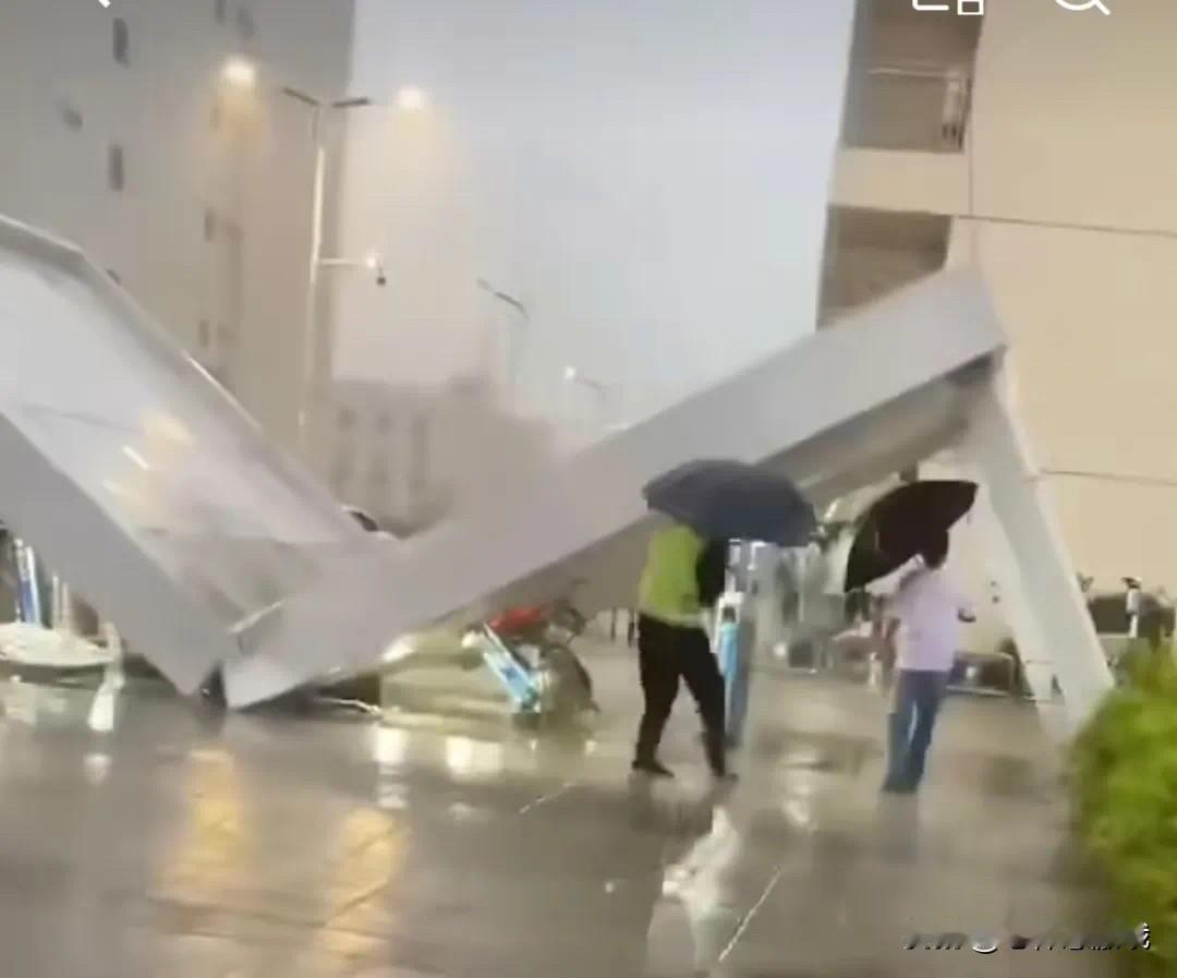 比亚迪塌方了最近广东一直下雨没想到首当其冲的是比亚迪有网友爆料位于中山民众