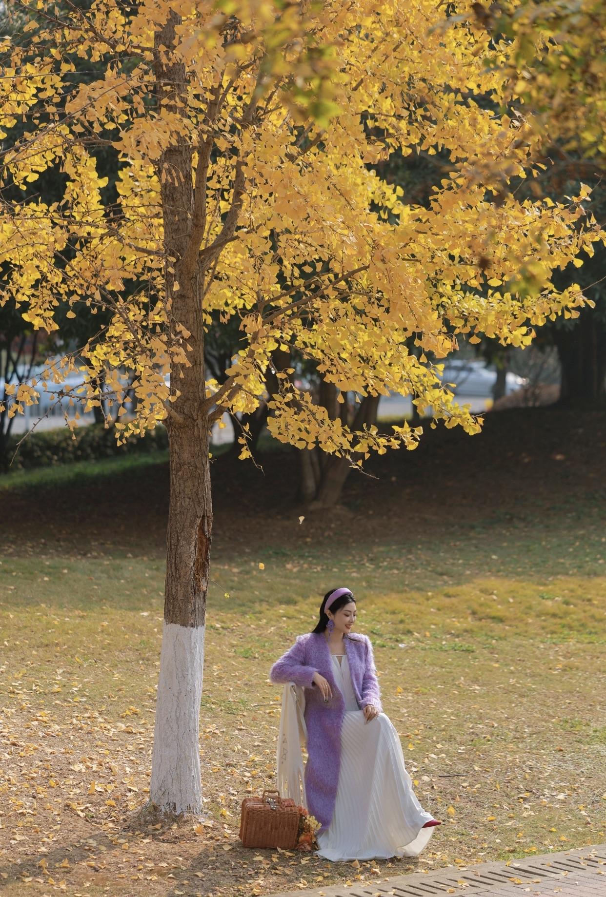 有哪些女生日常好看穿搭可以借鉴秋日漫步，撑伞漫步在金黄的林间小道，感受季节的温柔