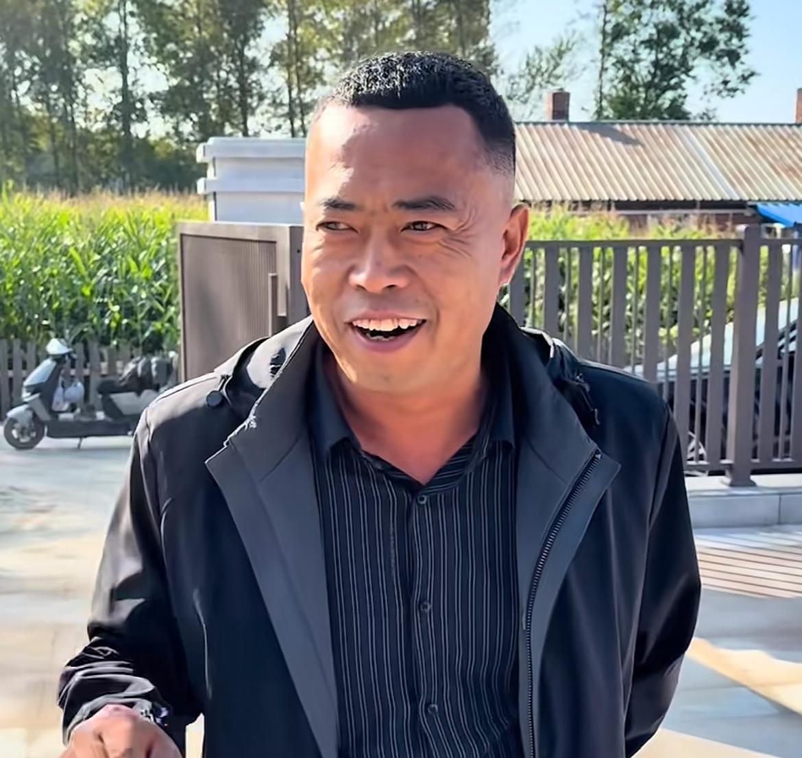 黑龙江“土地王”刘辉开始发钱了，百万现金摆在桌面上托管户称其为“财神爷”，只要
