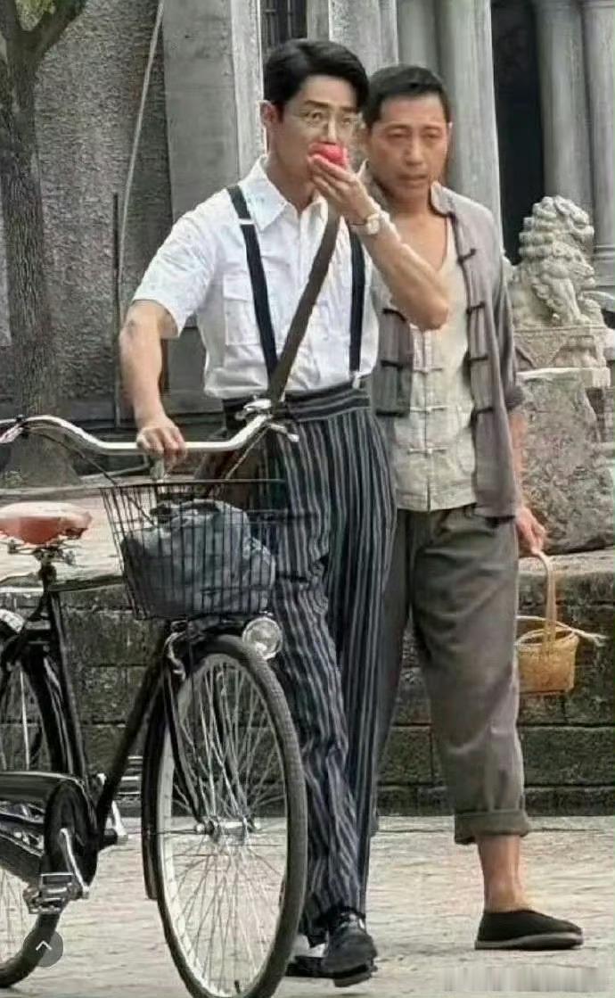 肖战周雨彤谍报上不封顶路透谍报上不封顶的现场路透图来了，这背带裤造型谍战味儿一下