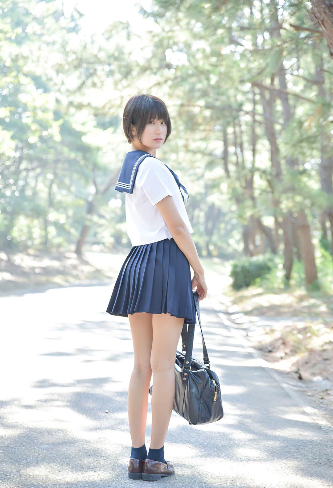 校园少女漫步在林荫小道，青春洋溢，阳光明媚。