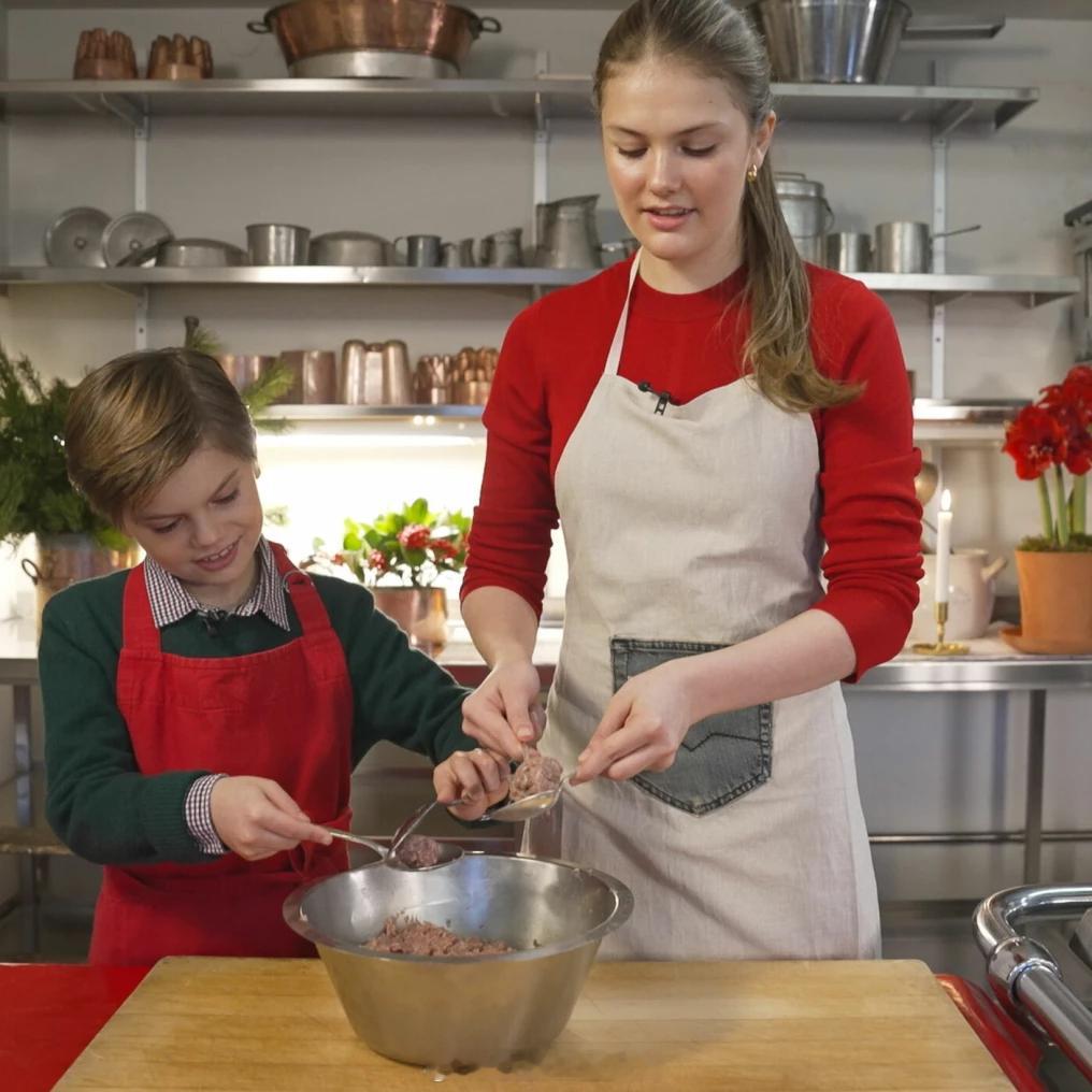 大概前一段时间，瑞典王储维多利亚公主带着一双儿女艾斯特和奥斯卡在瑞典电视台拍摄的