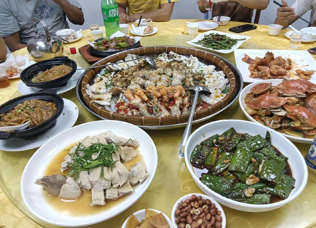 昨天跟几个车间新来的操作工吃饭，席间大家一起聊天，其中一个操作工的经历让我很吃惊