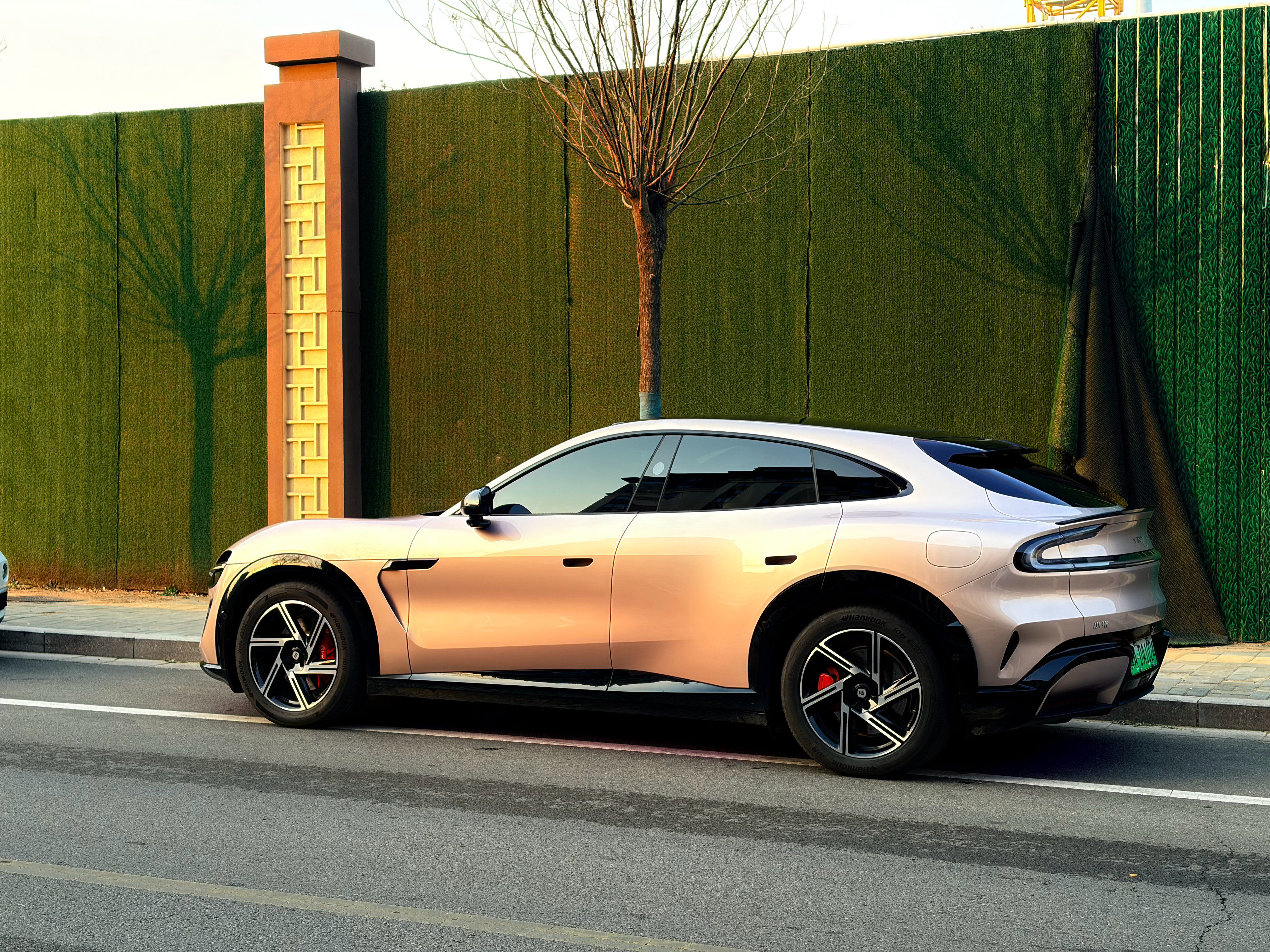 每次走向我的车车就会不由自主的夸一下我的眼光，我挑的小米YU7Max流金粉太好