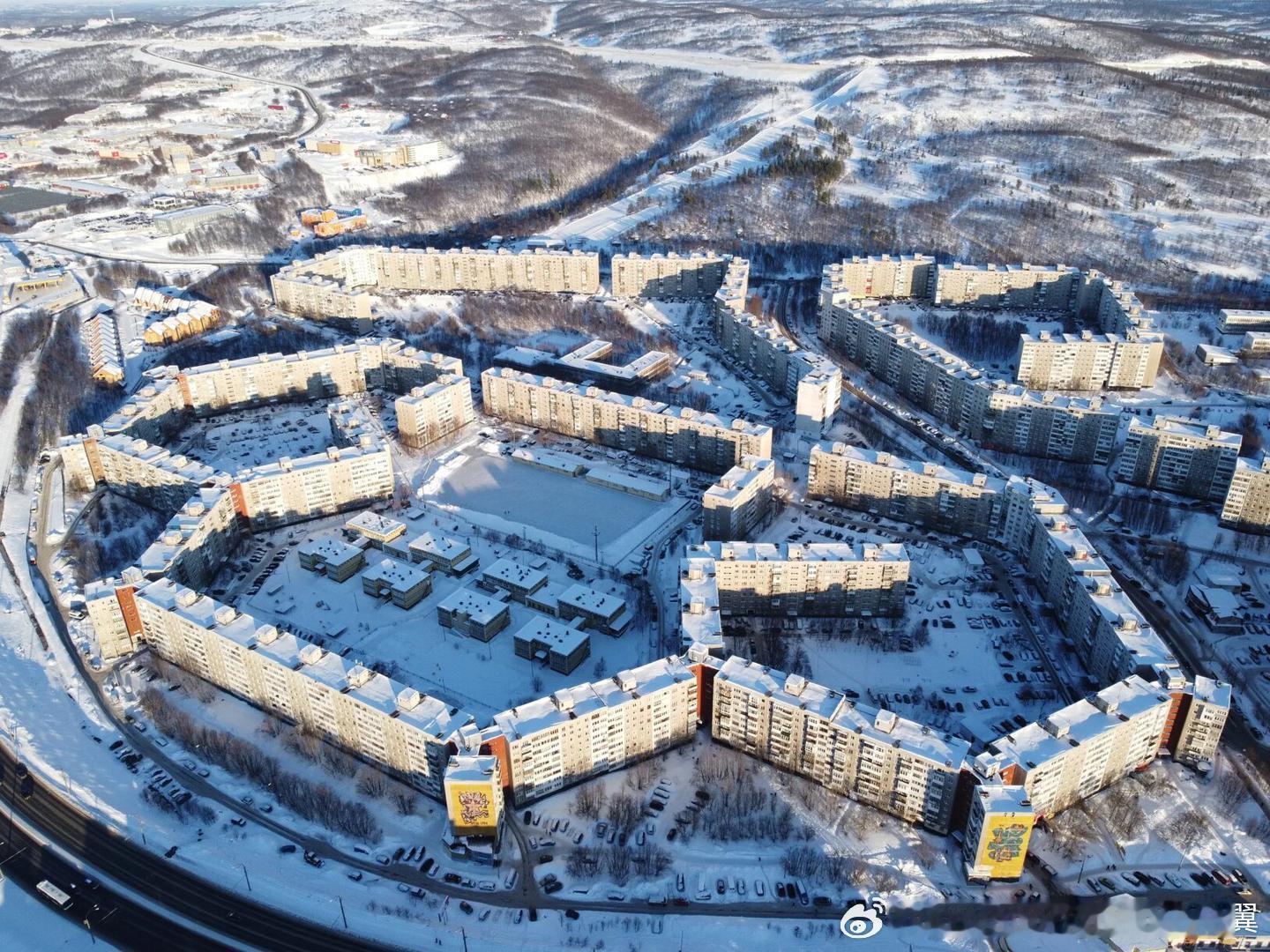 这座建筑被非正式地称为“摩尔曼斯克长城”，是俄罗斯最长的公寓楼，属于典型的勃列日