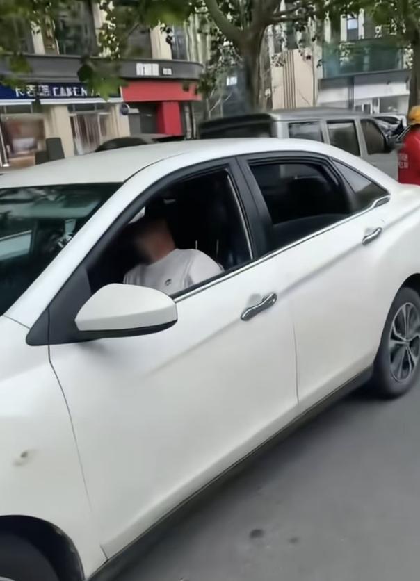 郑州街头一个网约车司机“猝死”了，真可怜啊！路人应该已经报警了，希望人只是睡着了