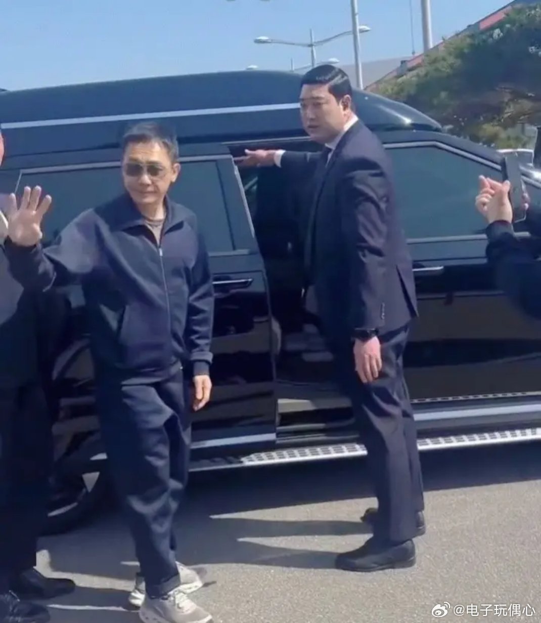 63岁梁朝伟在韩国被偶遇，他个子不高，打扮朴素穿着跑鞋，好普通