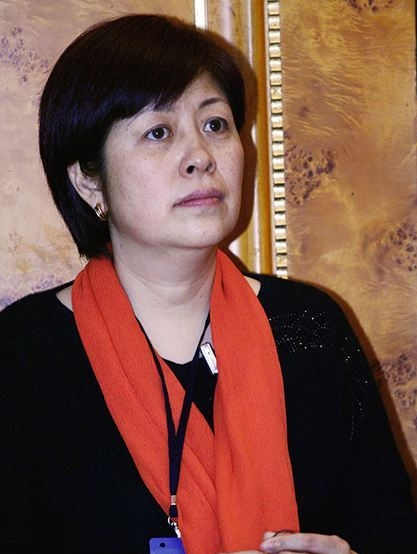 2005年，王京花带着几十名艺人离开华谊，集体跳槽竞争对手橙天娱乐，橙天娱乐的老