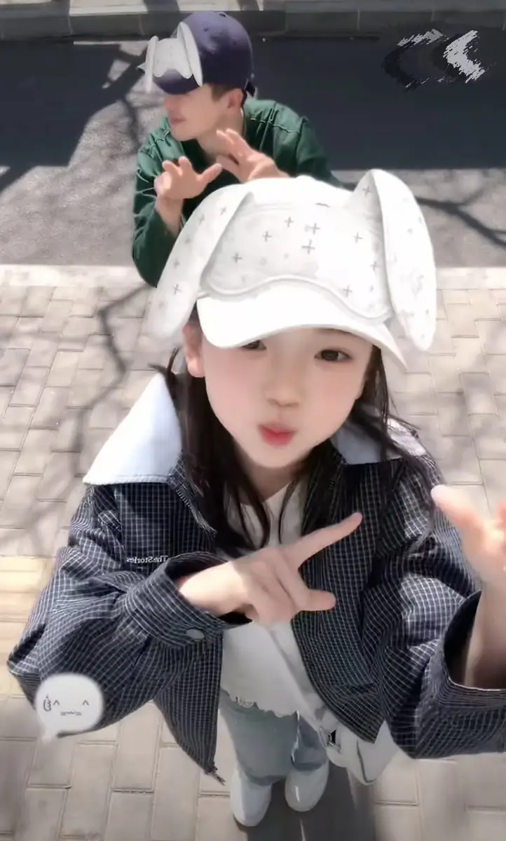 高云翔小酒窝合拍手势舞父女互动温馨治愈