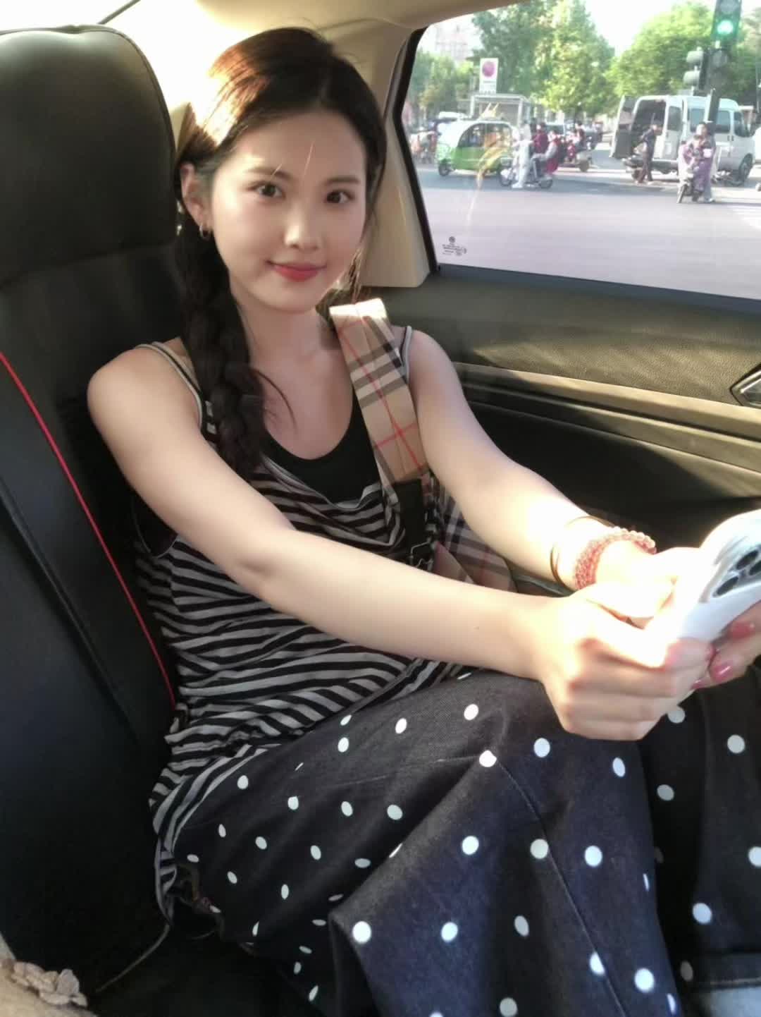 我们曾如此渴望命运的波澜 到最后才发现 人生最曼妙的风景 竟是内心的淡定与从容