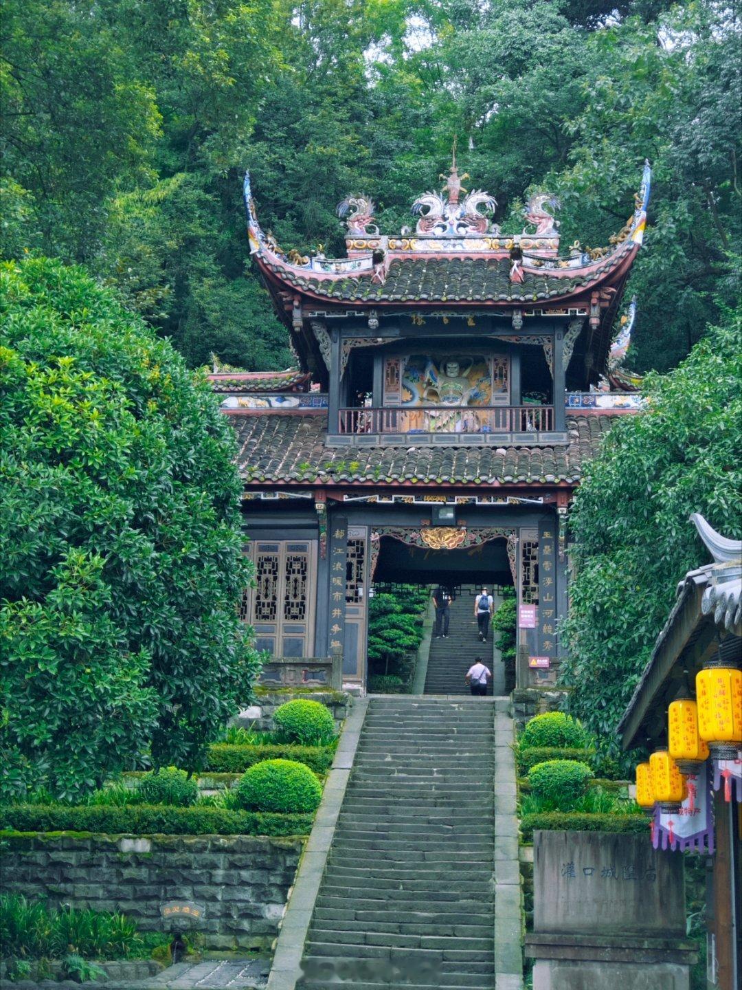 都江堰真的是意外惊喜，本来前两天在成都很无聊已经开始看返程机票，甚至在思考要不要