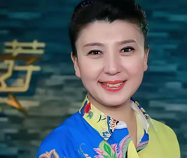 闫学晶无疑是演艺圈中兼具韧性与心态的“女强人”。此前的“哭穷”争议并未将她击垮，