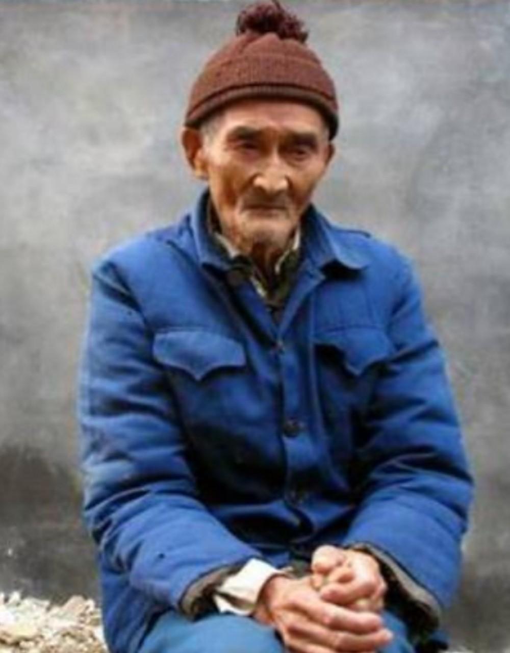🌞1937年，机枪手卿伯金正在放哨，稻田中突然传来了奇怪的水声，他摸过去一