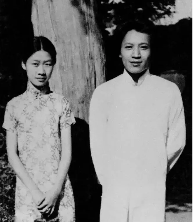 1933年，钱钟书追求燕大校花赵萝蕤，可赵萝蕤根本没有看上他，而是喜欢当时一文不