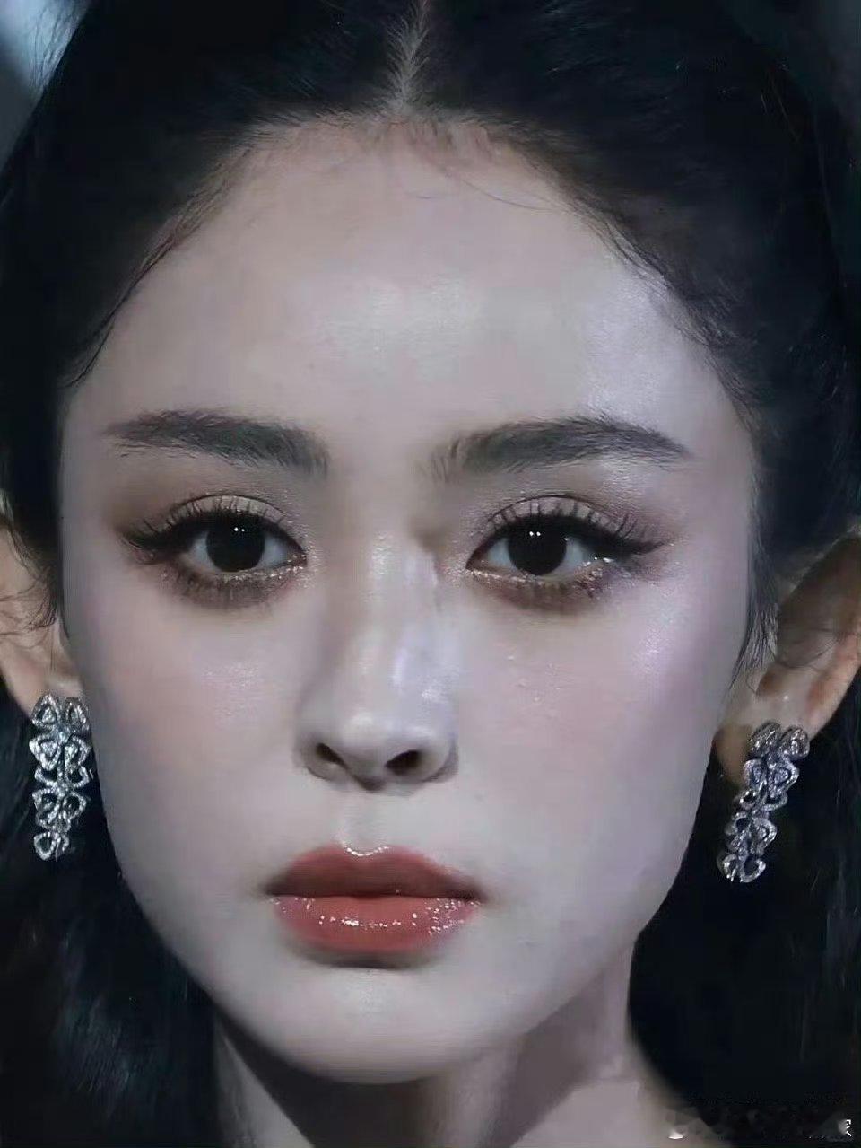 娜扎瘦成纸片人了啊…被娜扎的面部平整度吓到了...真的好优越的脸啊​​​