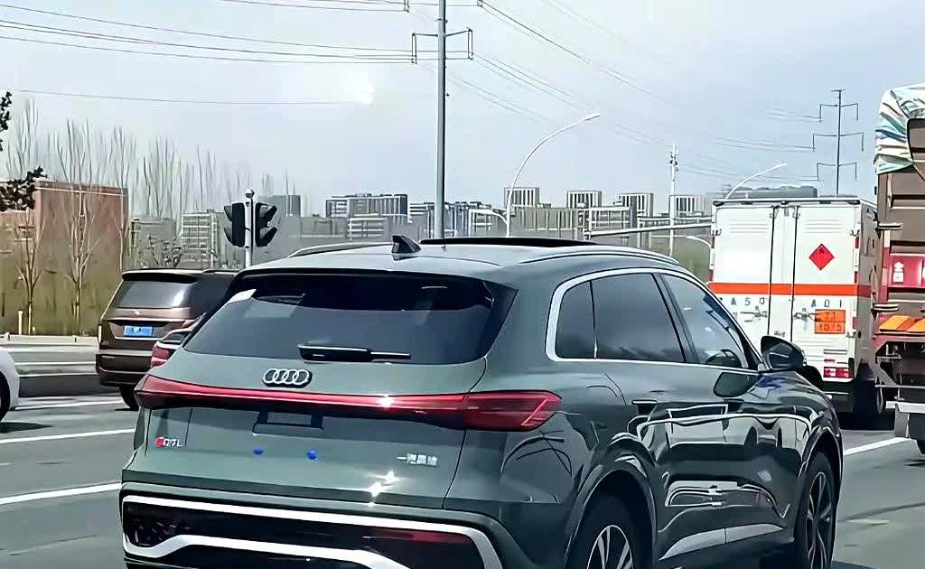 这两天在车友群刷到热乎消息，全新改款的奥迪Q5L终于开启交付了！有网友拍