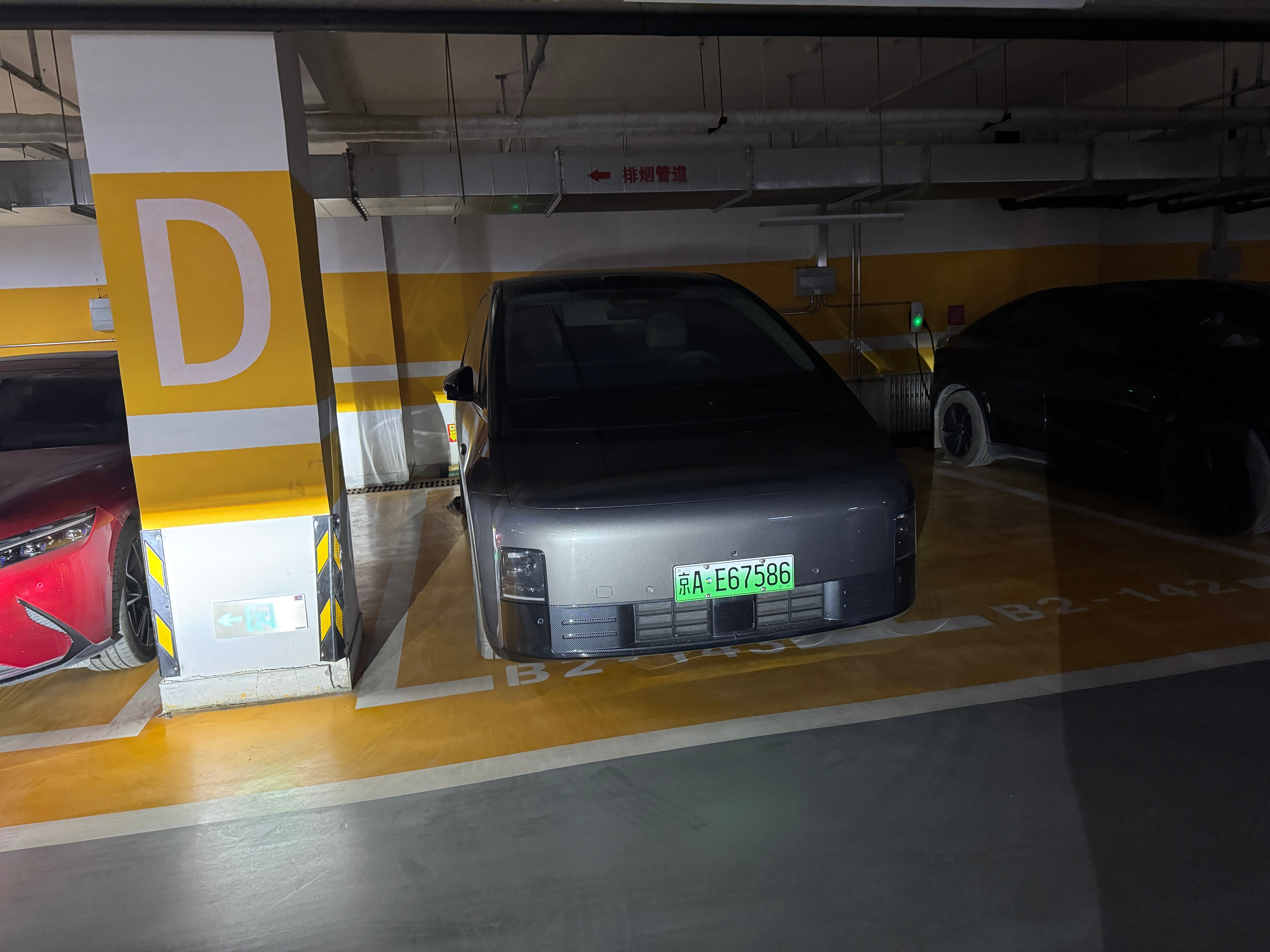 最后一个充电车位，就这么被浪费了！！！！一般发路人车都会给车牌打码，除非遇到没素