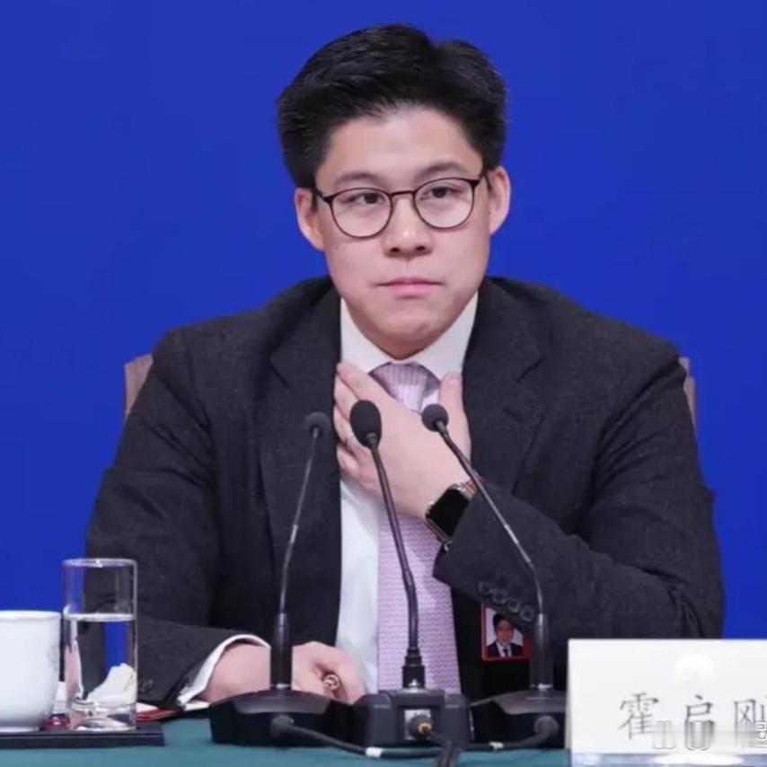 45岁霍启刚一年三连跳！豪门清流凭啥圈粉无数？2025年对霍启刚来说，简直像