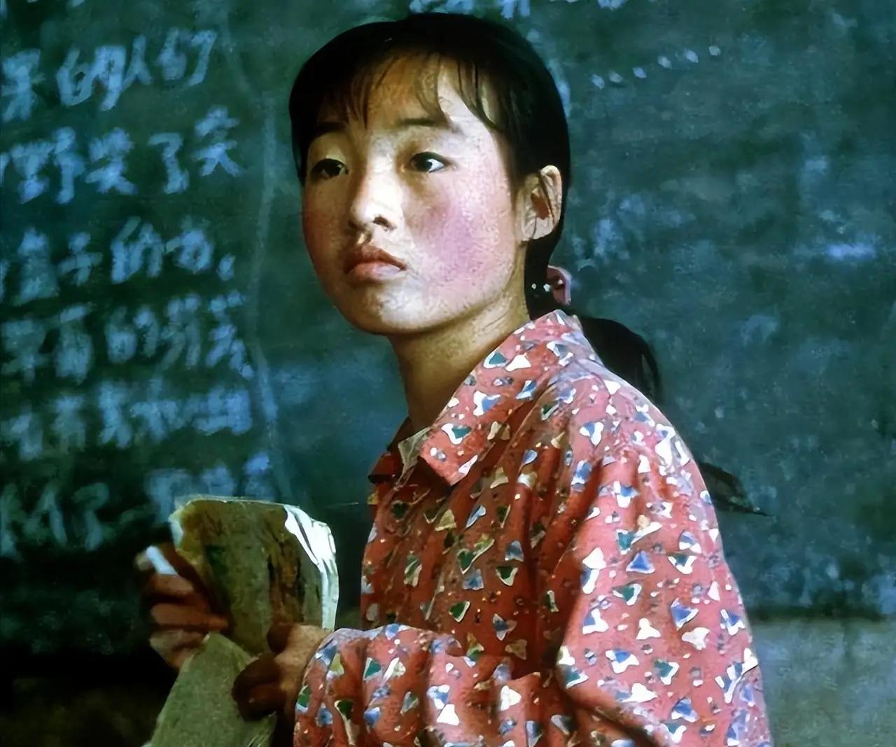 1999年，张艺谋一句话，把农村女孩魏敏芝从演艺圈门口“拽”了回来。谁能想到，这