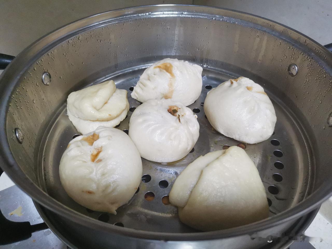 今天晚上，应闺女的要求，晚上做包子吃，还煮了一锅黑米山药红枣粥。在闺女家和在