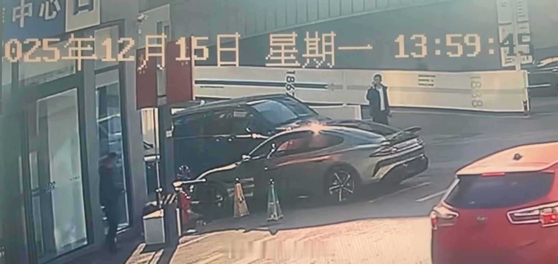 目击者回应小米新车园区撞倒人倒车状态，当时老夏刚好蹲在那个角落，车辆速度明明挺慢