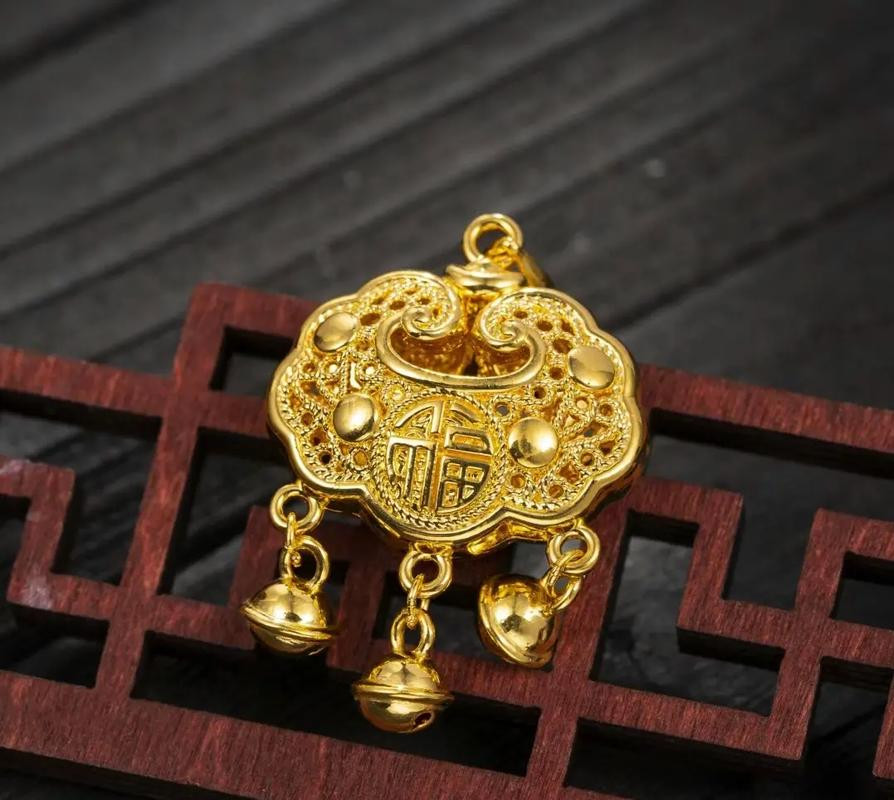【国内金饰克价逼近1200元，较年内高位跌超500元】金价大跳水！受上半年人民币