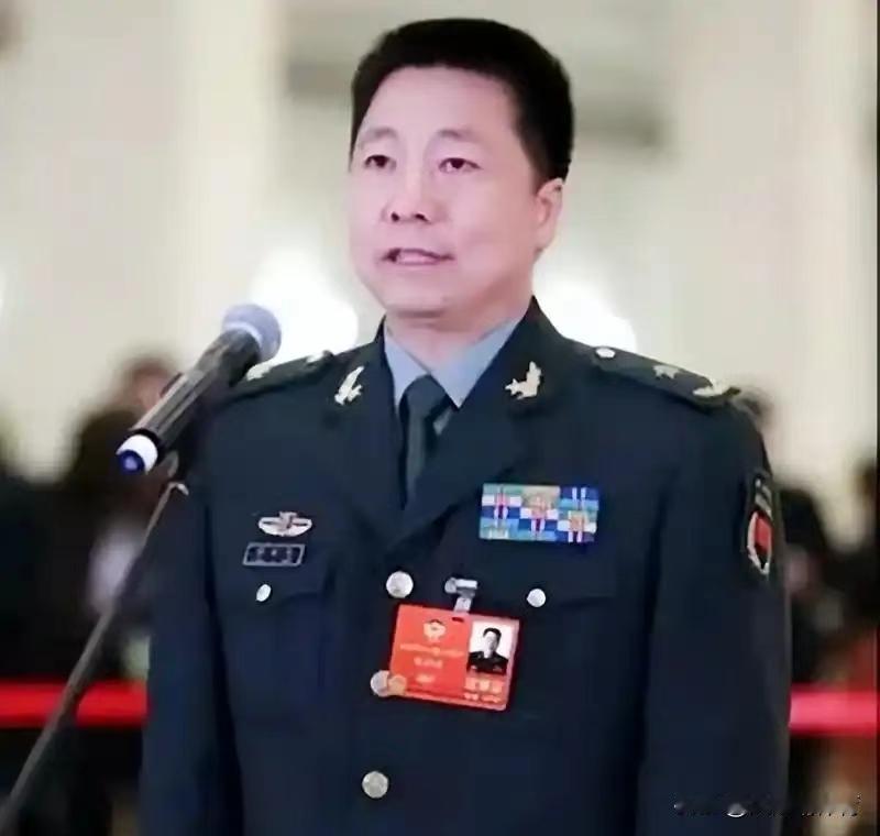 杨利伟少将衔挂了18年，你以为他落后了？他正把中国航天推入新纪元。2003年