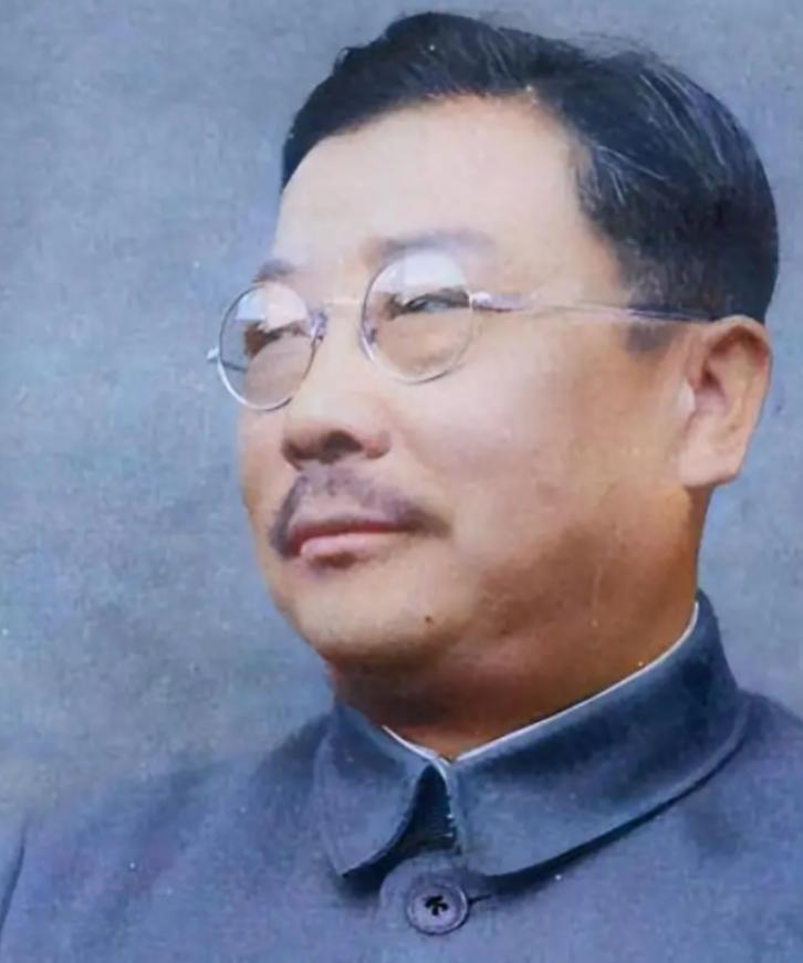 1949年，李克农突然笑问毛主席：“主席，你知道美国总统每天上班后的第一件事是什