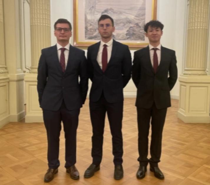 马库斯现在估计心里发紧。他怎么也不会想到，祖父留给他的那本相册，会让他妈妈说