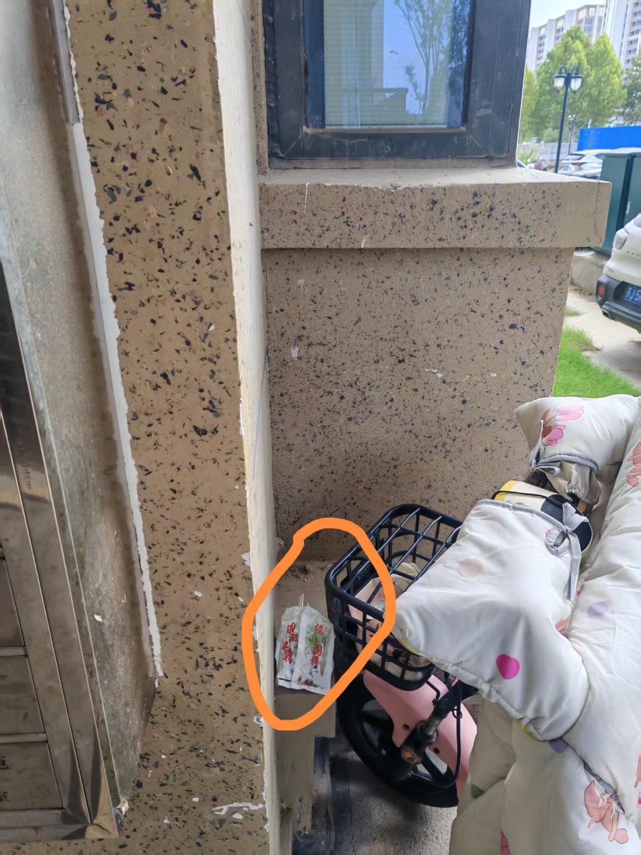 今天是金碧物业撤出后的第2天。早晨才六七点钟，楼上就传来了装修的声音。看到群