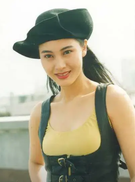 王晶说李嘉欣演技一般，也不觉得她漂亮。他说李嘉欣长，但是没什么肉，肩膀很窄，所