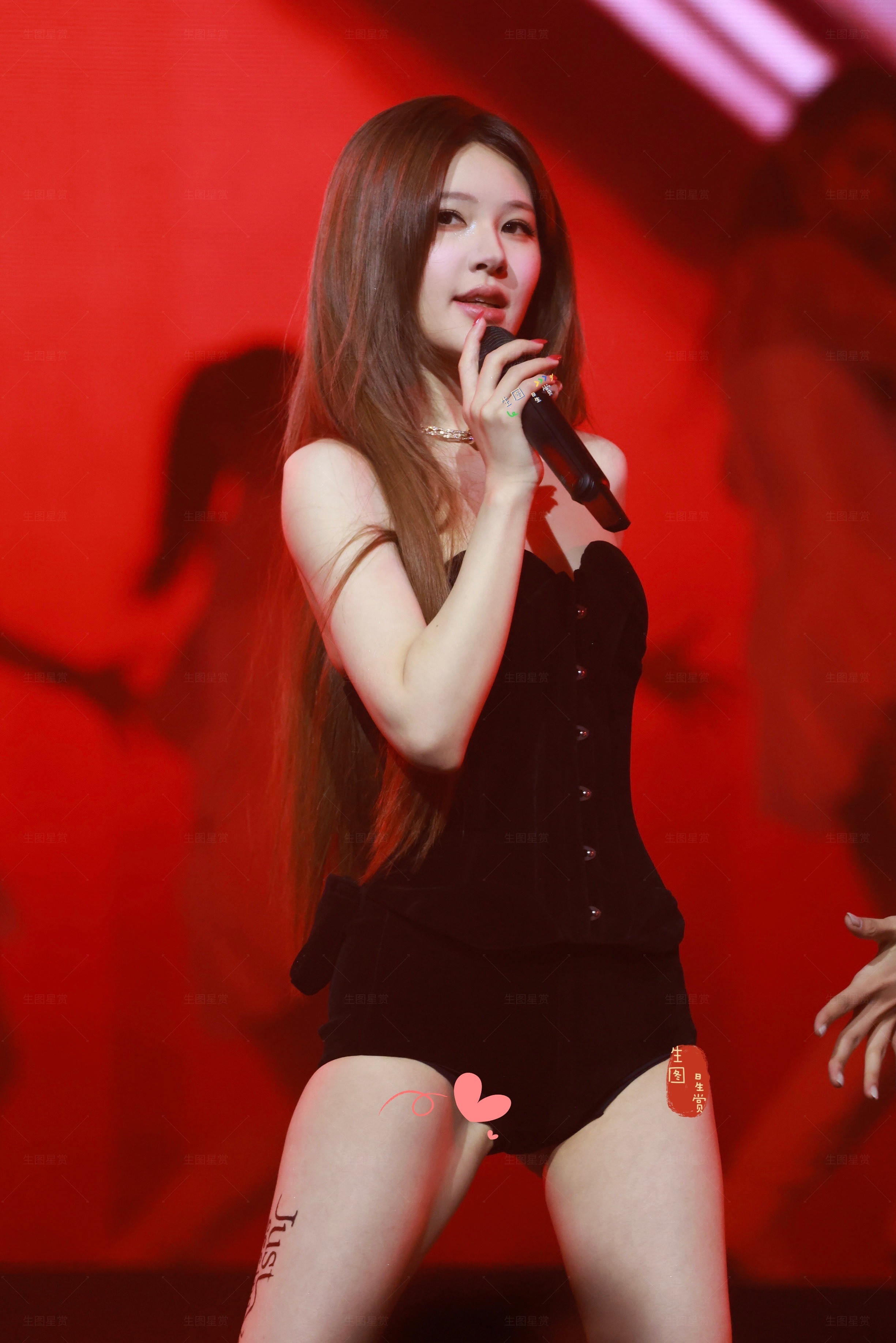 赵露思曼谷演唱会黑色look舞台上魅力散发的女王👸🏻🖤赵露思StayRom