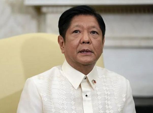 自从中国停止进口菲律宾香蕉，菲律宾香蕉协会的负责人愤怒地表示：“中国断了30