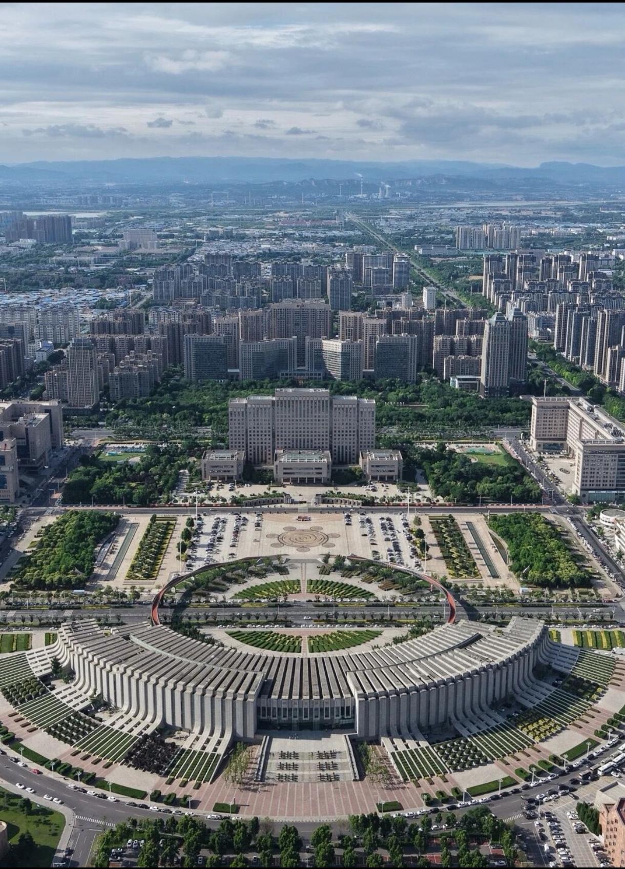 新乡市市政广场，布局很气派。半圆的是高大上的市博物馆，相比之下，后面的市政府大楼