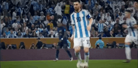 梅西和姆巴佩在世界杯决赛中的对决，个人发挥都堪称顶级表现——上半场，梅西强于姆巴