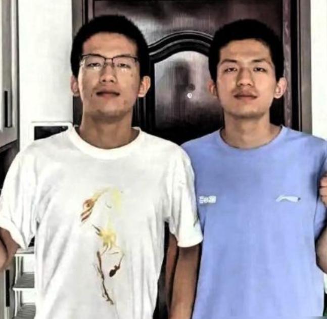 安徽一对双胞胎，哥哥高考698分，弟弟697分。全家还没来得及庆祝，清华招生组的