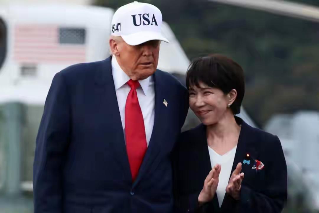 高市早苗对美国的谄媚，已经让日本人都看不下去了。当地时间18日，高市早苗即将