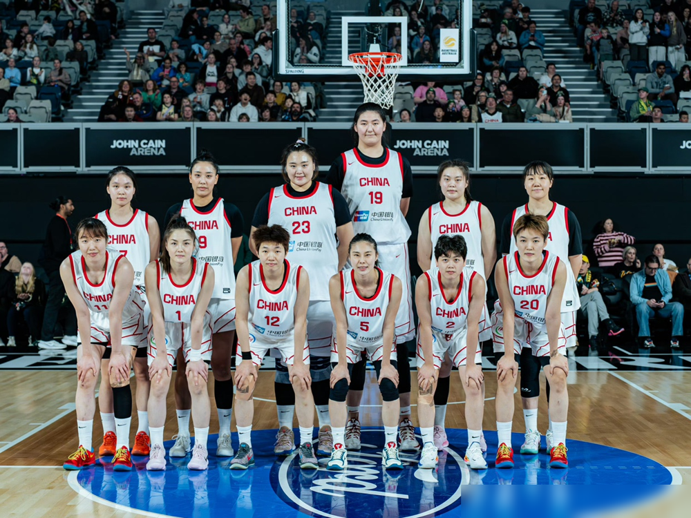 女篮正秘密打内战，头号中锋却在美国打零工。中国队正跟波多黎各打全封闭教学赛，内线大闸李月汝根本没回来