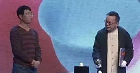 那年，演员王刚在一档鉴宝节目中，用护宝锤砸碎了一个白釉瓷缸，瓷缸的主人觉得自己的