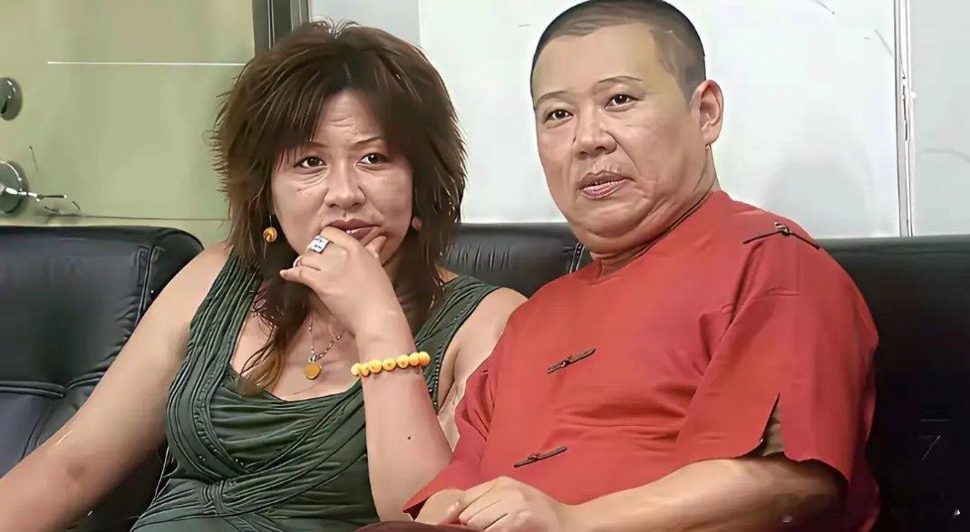 郭德纲年轻的时候和他爱人的合影