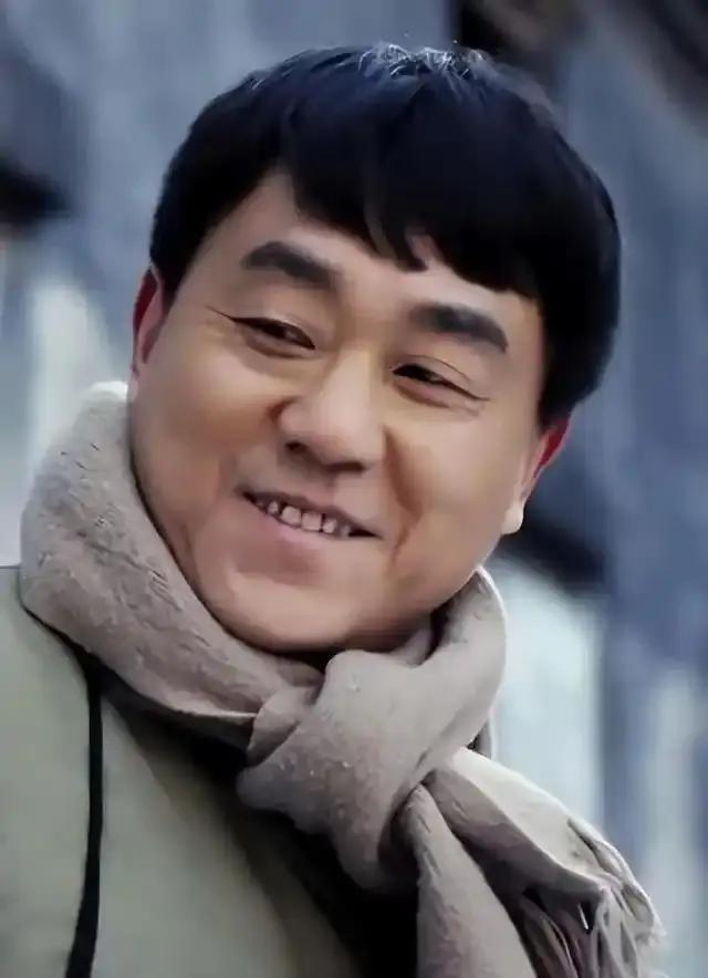 何冰这一手，真把北京人艺给整不会了。58岁的他，刚到退休节点便办完手续，拒绝了剧