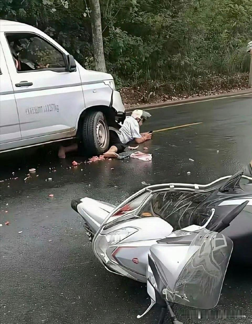 司机：大哥，没事儿吧，有没有哪疼？大哥：“迈腾”司机的表情迈腾老头女司机