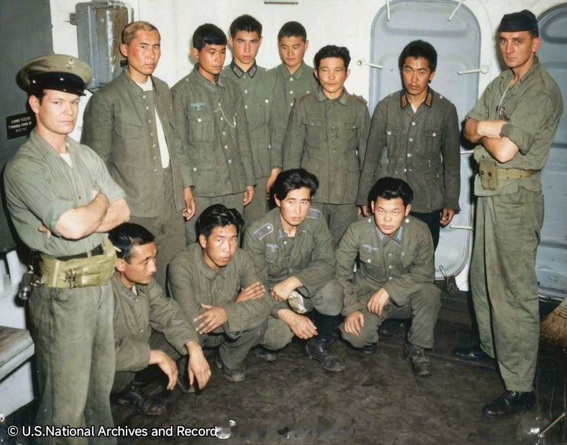照片中的历史1944年6月诺曼地登陆之后,被盟军俘虏的亚裔德国国防军士