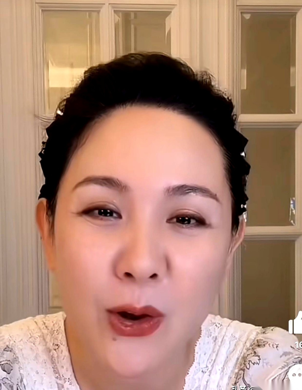 程莉莎在直播间聊起老公郭晓东上《披荆斩棘》的表现时，活脱脱像个刚要到偶像签名的狂热粉。她对着镜头猛夸