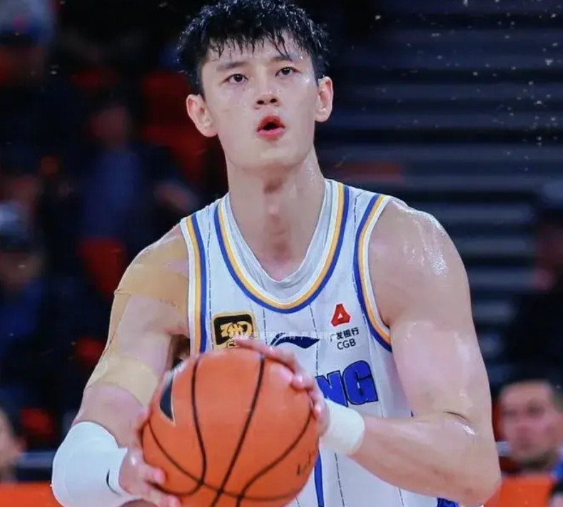 曾凡博末节16分惊动NBA，未来或将带来三个颠覆性变化。一，22岁的曾凡博又打