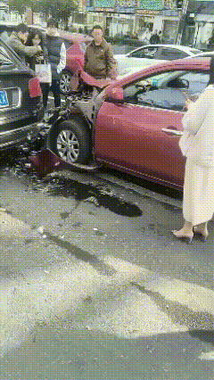 呜呜呜，不是我，是我一个朋友。她开车把一辆宾利给撞了，她的车头撞得稀碎，对方只